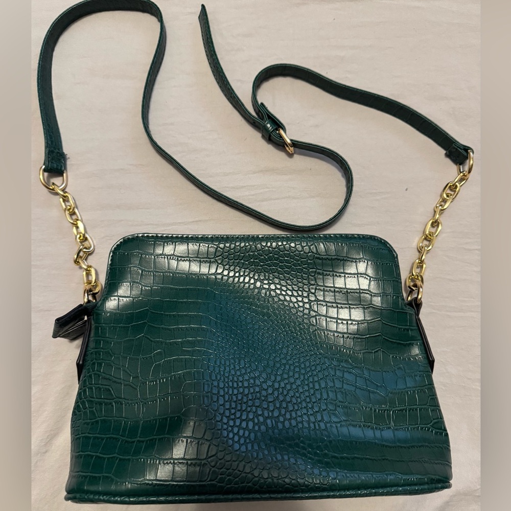 Beautiful hunter green snake skin pattern leather crossbody bag.